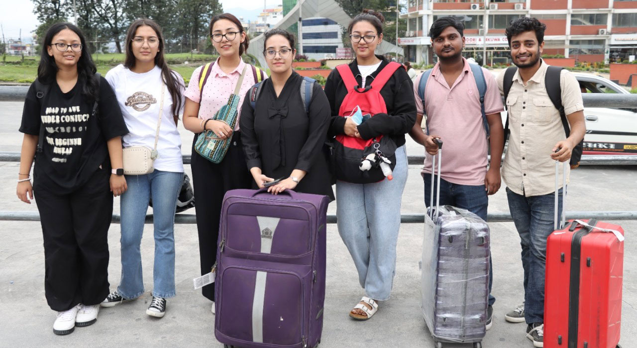 बंगलादेशबाट फर्किए नेपाली विद्यार्थीहरू