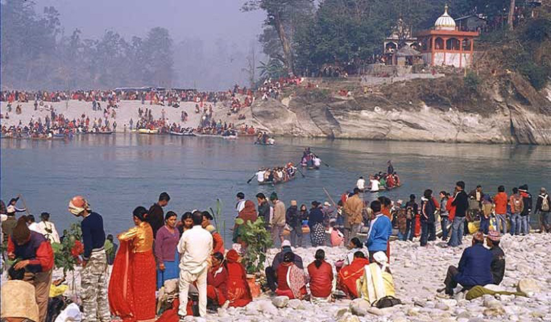 आज माघे सङ्क्रान्ति, देवघाटमा स्नान गर्न भक्तजनको घुइँचो