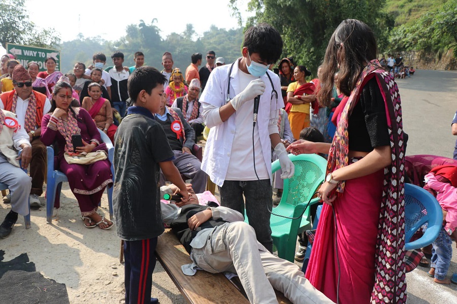 सडक नाटकमार्फत लागूऔषध प्रयोगले परिवारमा पार्ने असर सिकाउँदै विद्यार्थी