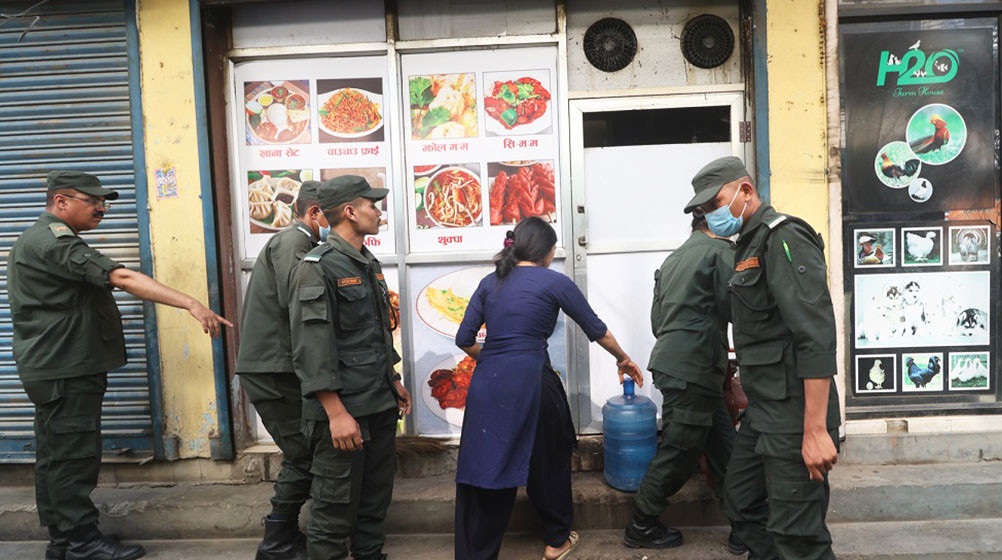 सामुदायिक विद्यालयका सटरमा काठमाडाैँ महानगरकाे ताला