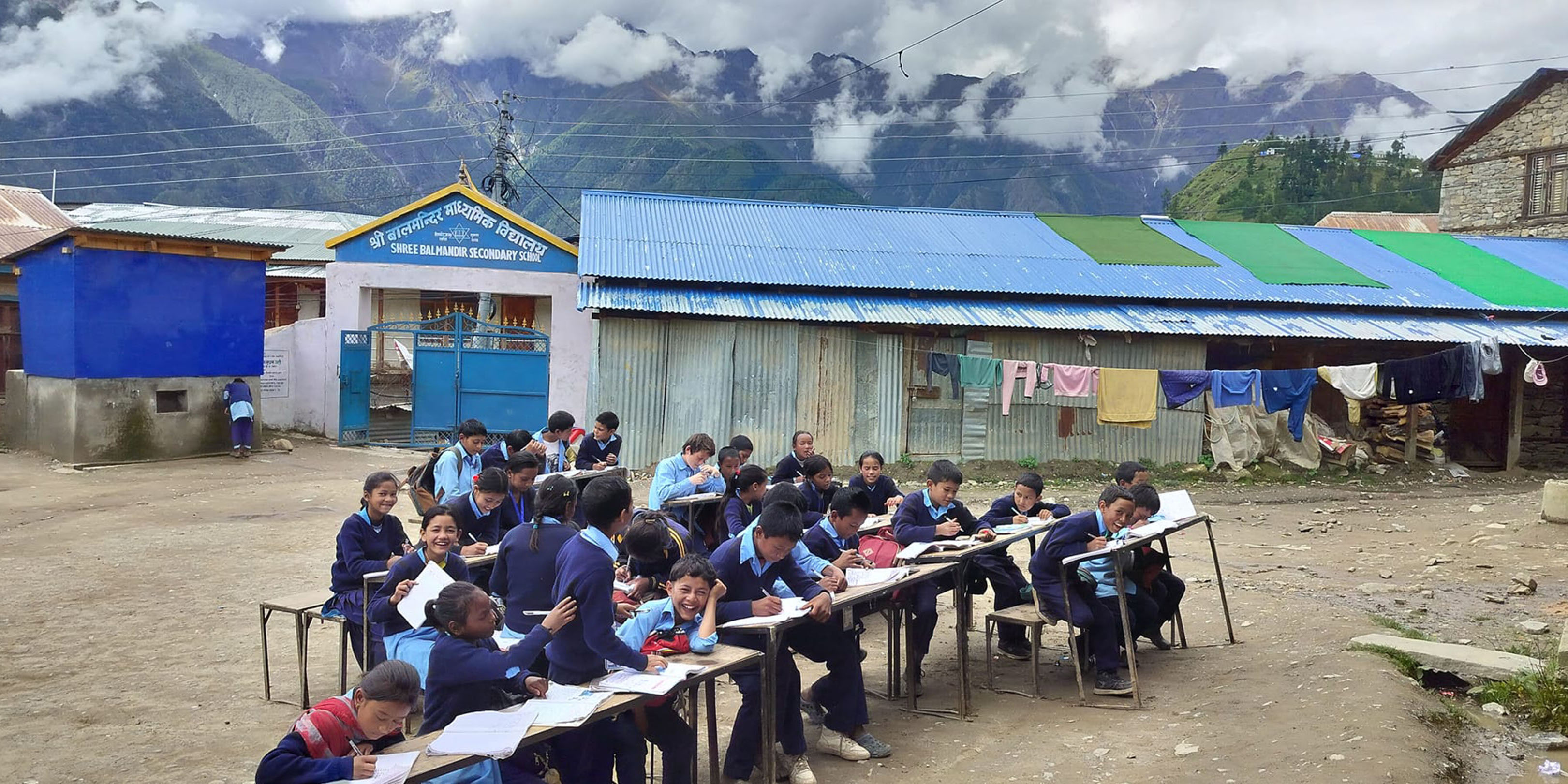 हुम्लाका बालमन्दिर विद्यालयमा पानी पसेपछि विद्यार्थी चौरमा पढ्न बाध्य